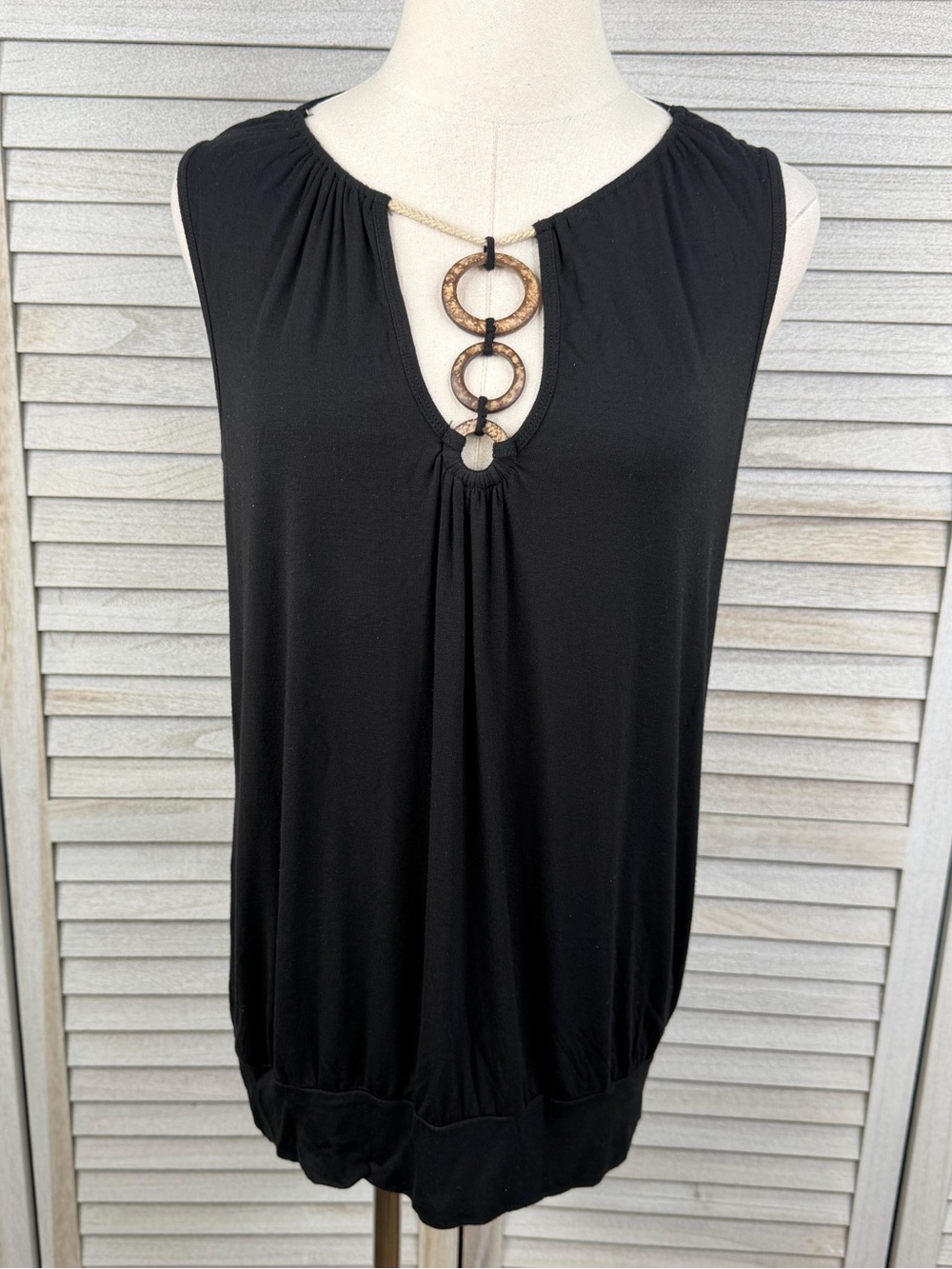 AUGUST SILK 90's-Y2K Sleeveless Banded Hem Blouse with Cutout Neck Black-Medium